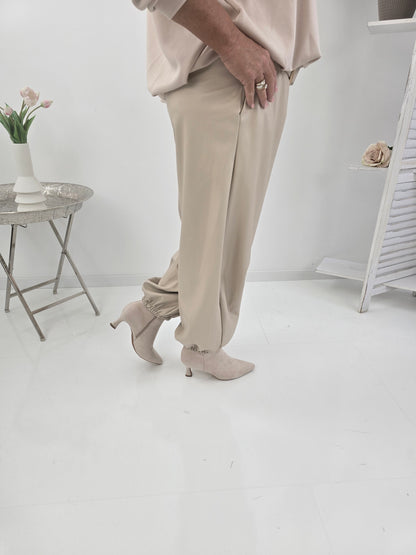 Moderne Hose in Beige mit markanter PU-Lederoptik (38-42+)