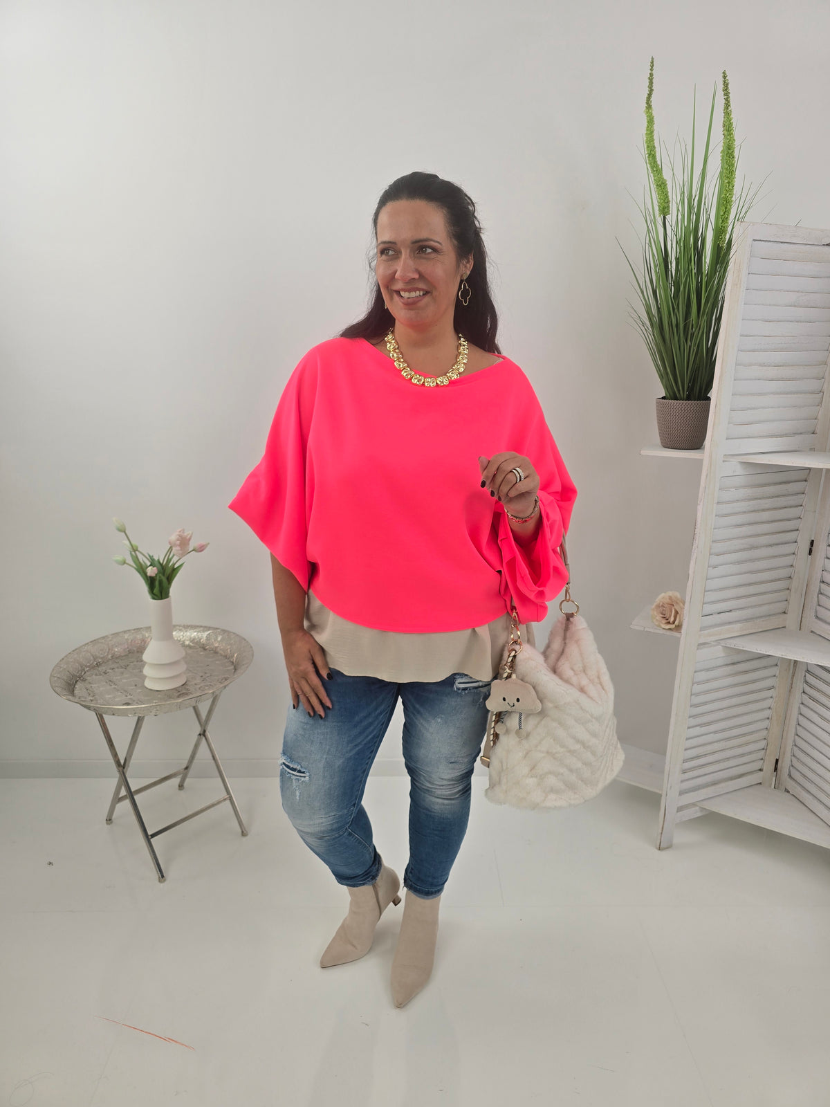 Lässiges Sweatshirt im auffälligen Neon- Pink mit femininem U-Boot-Ausschnitt (36-42+)