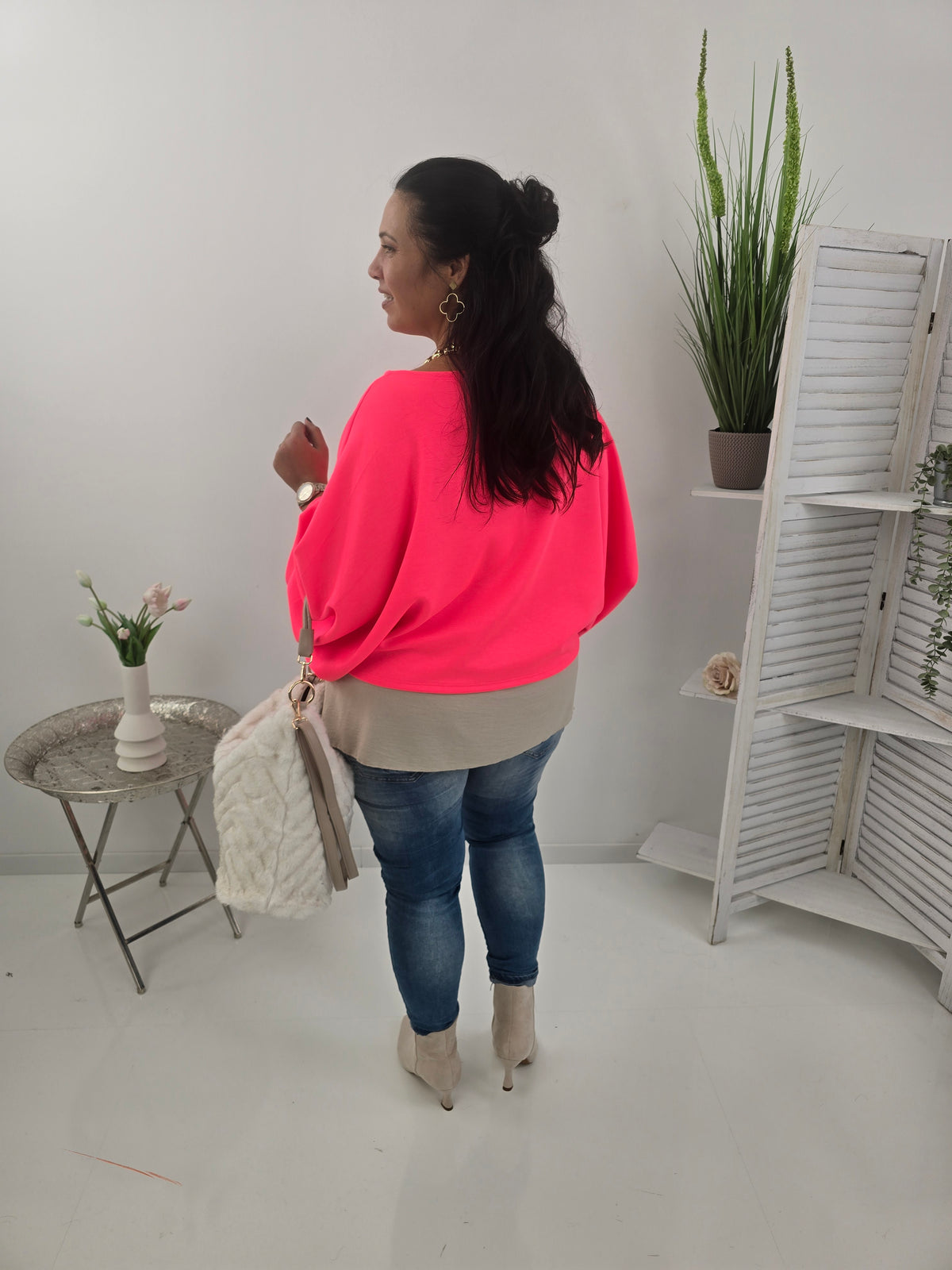 Lässiges Sweatshirt im auffälligen Neon- Pink mit femininem U-Boot-Ausschnitt (36-42+)