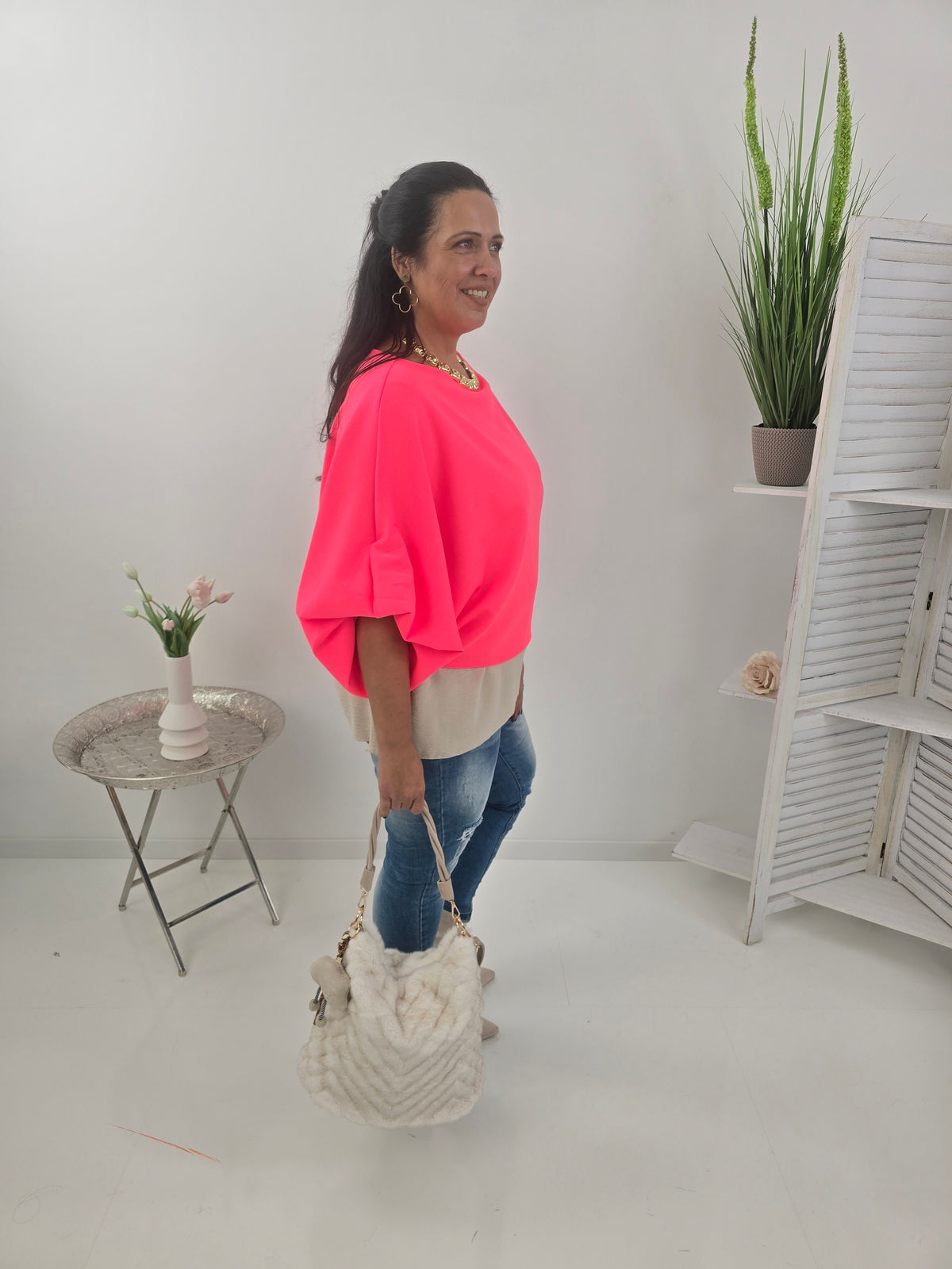Lässiges Sweatshirt im auffälligen Neon- Pink mit femininem U-Boot-Ausschnitt (36-42+)