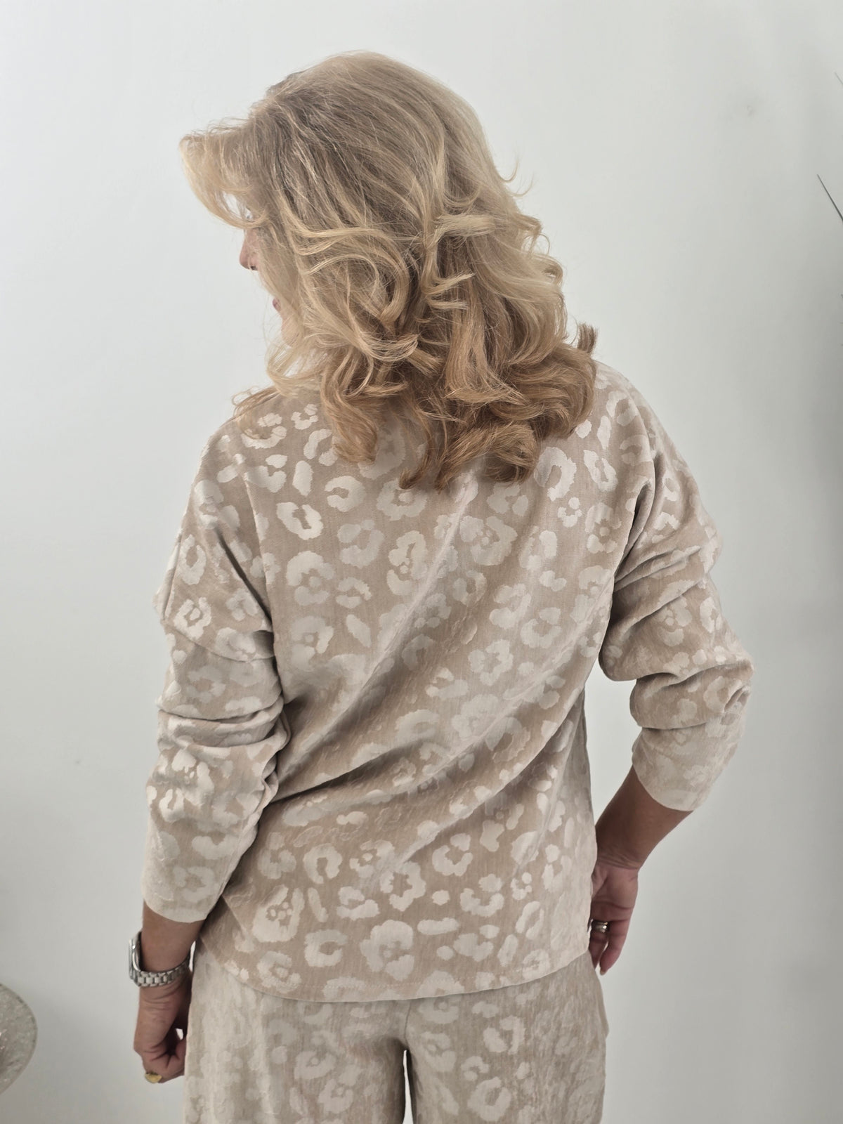 Lässiges Sweatshirt in beige mit trendigem Leomuster (36-42)