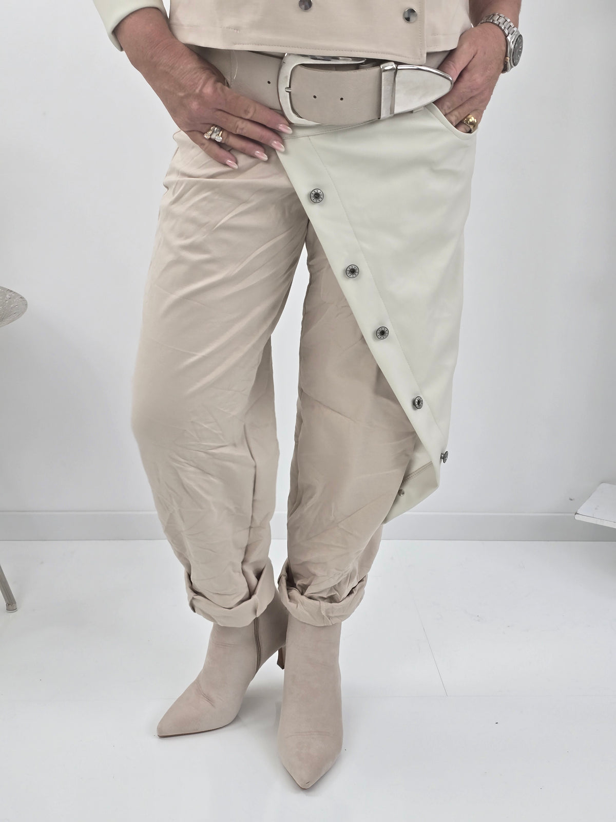 Ausgefallene Joggpant in Beige mit besonderem Materialmix (38-42)