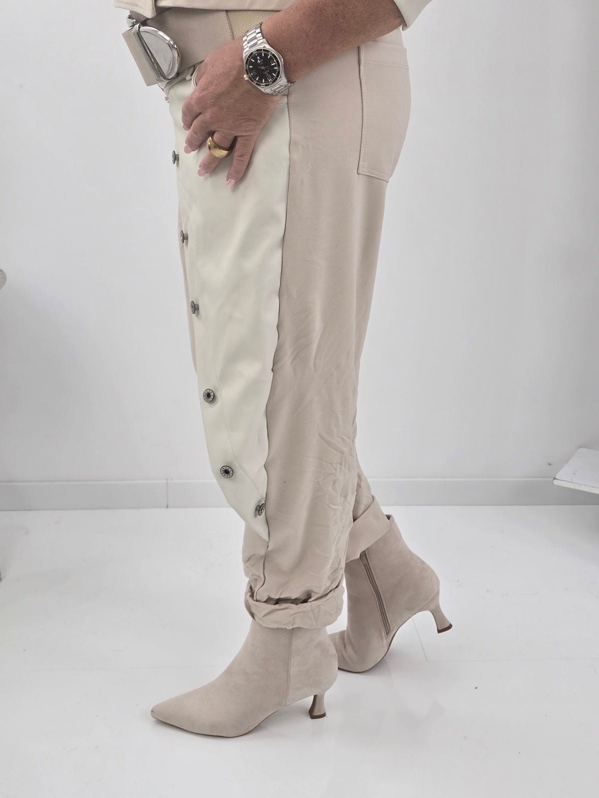 Ausgefallene Joggpant in Beige mit besonderem Materialmix (38-42)