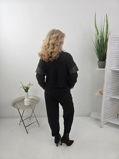 Moderne Jacke in klassischem Schwarz mit besonderem Materialmix (38-42+)