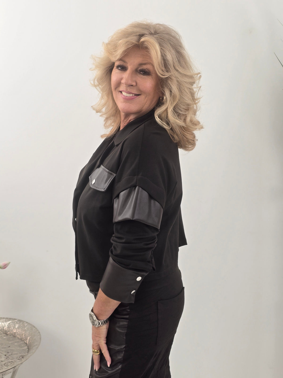 Moderne Jacke in warmem Schoko mit besonderem Materialmix  (38-42+)