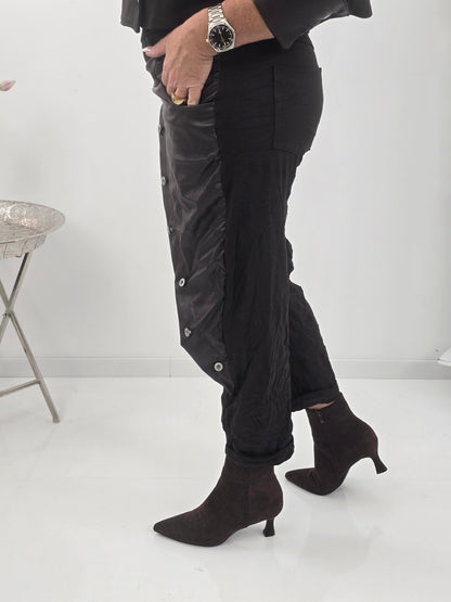 Ausgefallene Joggpant in warmem Schoko mit besonderem Materialmix (38-42)