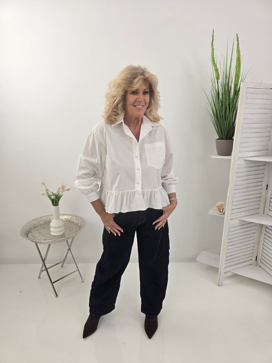 Feminine Bluse in klassischem Weiß mit verspielten Details (36-42)