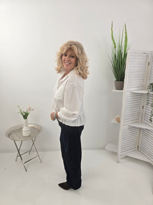 Feminine Bluse in klassischem Weiß mit verspielten Details (36-42)