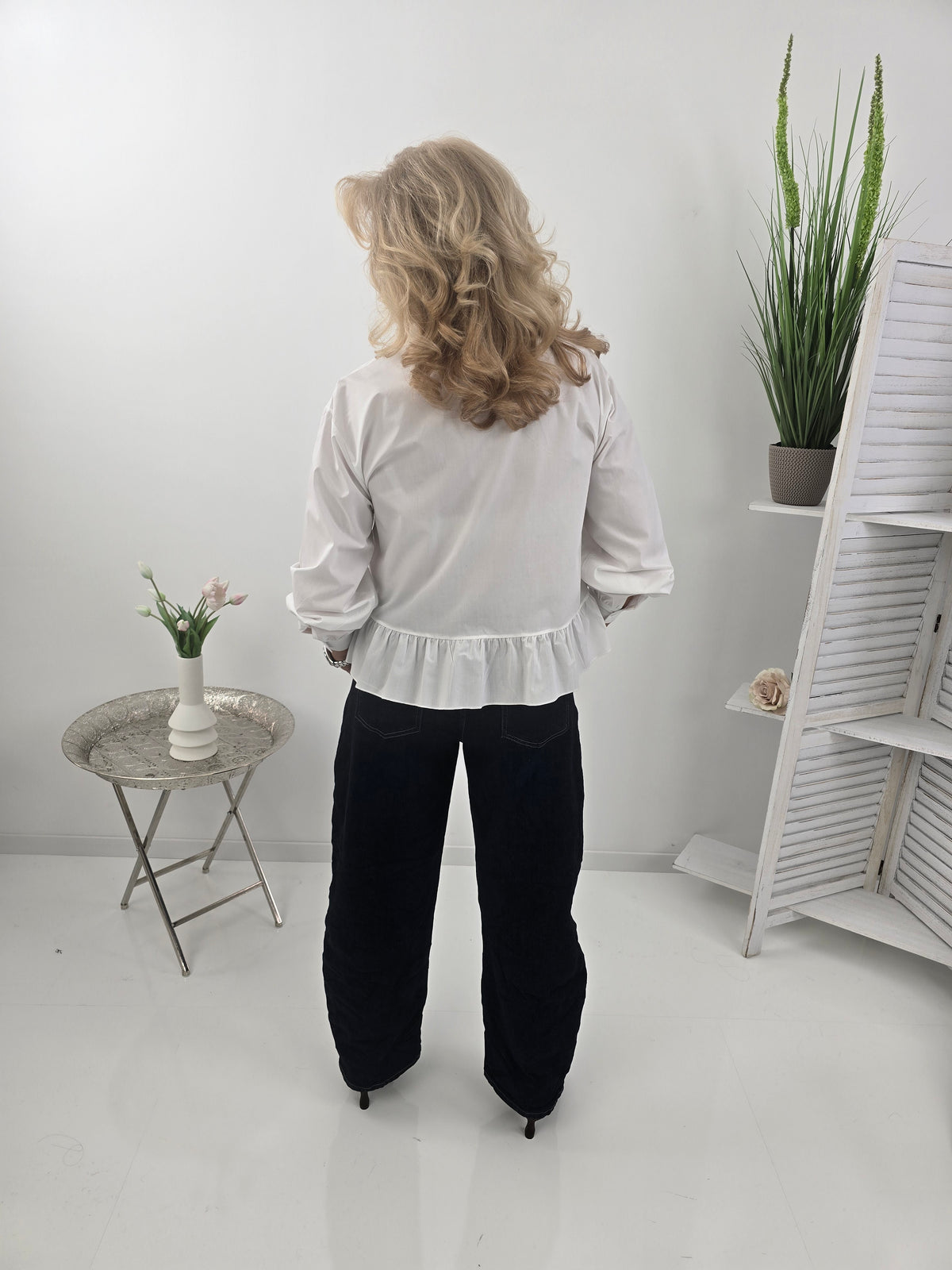 Feminine Bluse in klassischem Weiß mit verspielten Details (36-42)