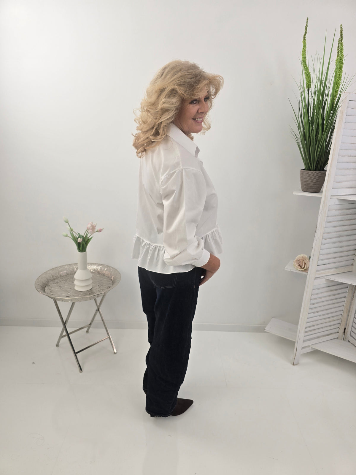 Feminine Bluse in klassischem Weiß mit verspielten Details (36-42)