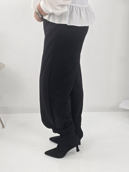 Lässige Hose in edlem Schwarz mit besonderem Überwurf (38-42+)