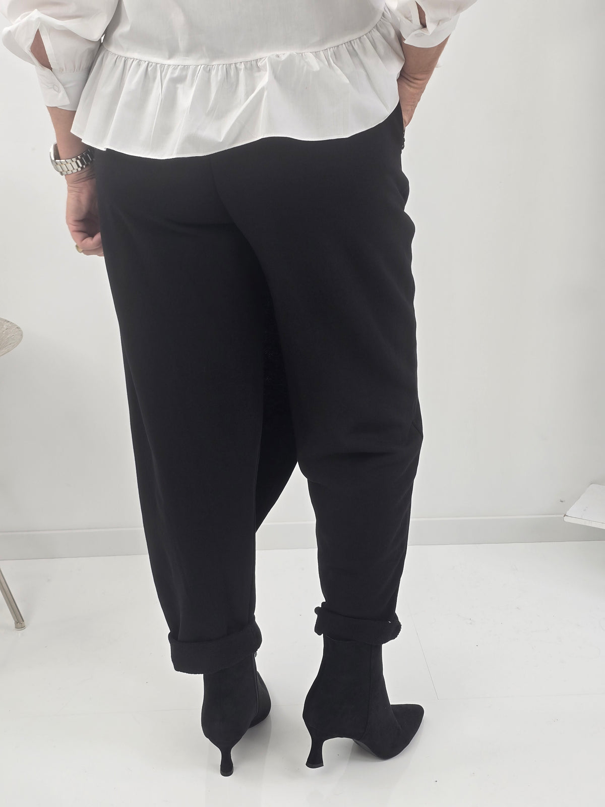 Lässige Hose in edlem Schwarz mit besonderem Überwurf (38-42+)