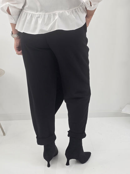 Lässige Hose in edlem Schwarz mit besonderem Überwurf (38-42+)