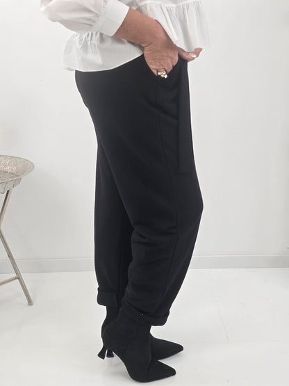 Lässige Hose in edlem Schwarz mit besonderem Überwurf (38-42+)