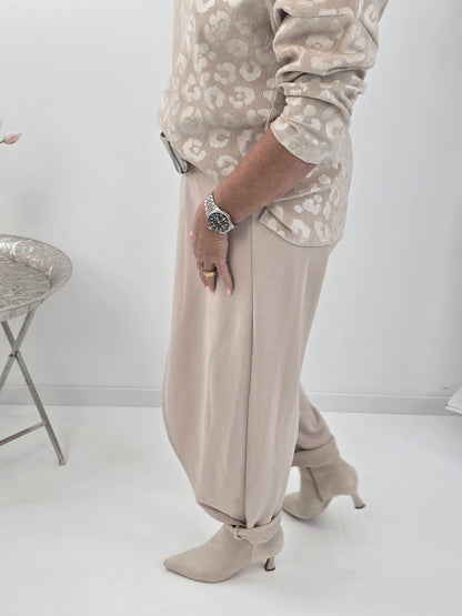 Lässige Hose in Beige mit besonderem Überwurf (38-42+)