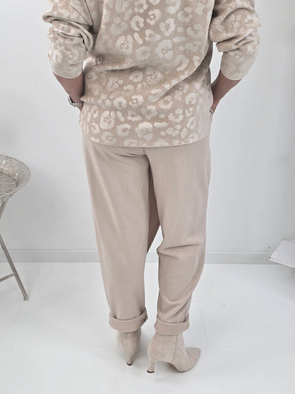 Lässige Hose in Beige mit besonderem Überwurf (38-42+)