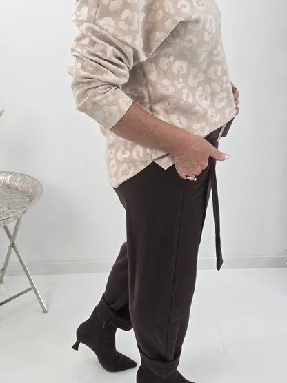 Lässige Hose in warmem Schoko mit besonderem Überwurf (38-42+)