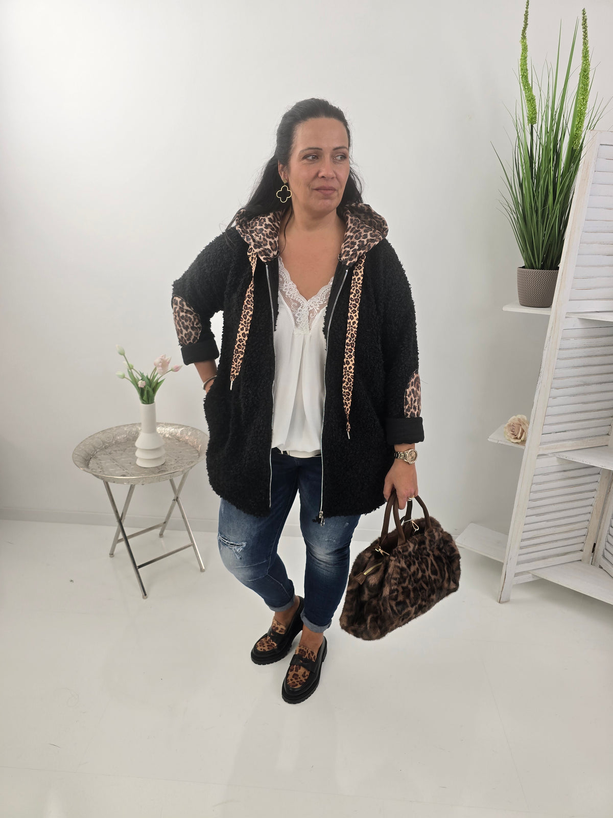 Stilvolle Jacke in klassischem Schwarz mit besonderer Bouclé-Optik (42-46)