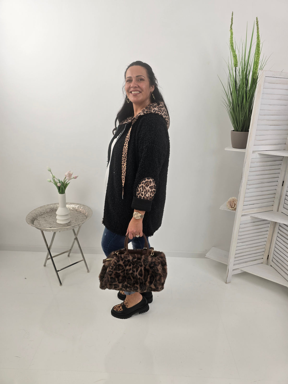 Stilvolle Jacke in klassischem Schwarz mit besonderer Bouclé-Optik (42-46)