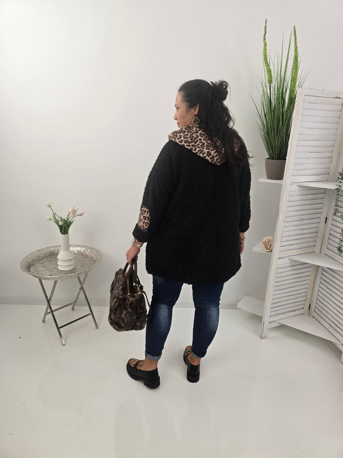 Stilvolle Jacke in klassischem Schwarz mit besonderer Bouclé-Optik (42-46)