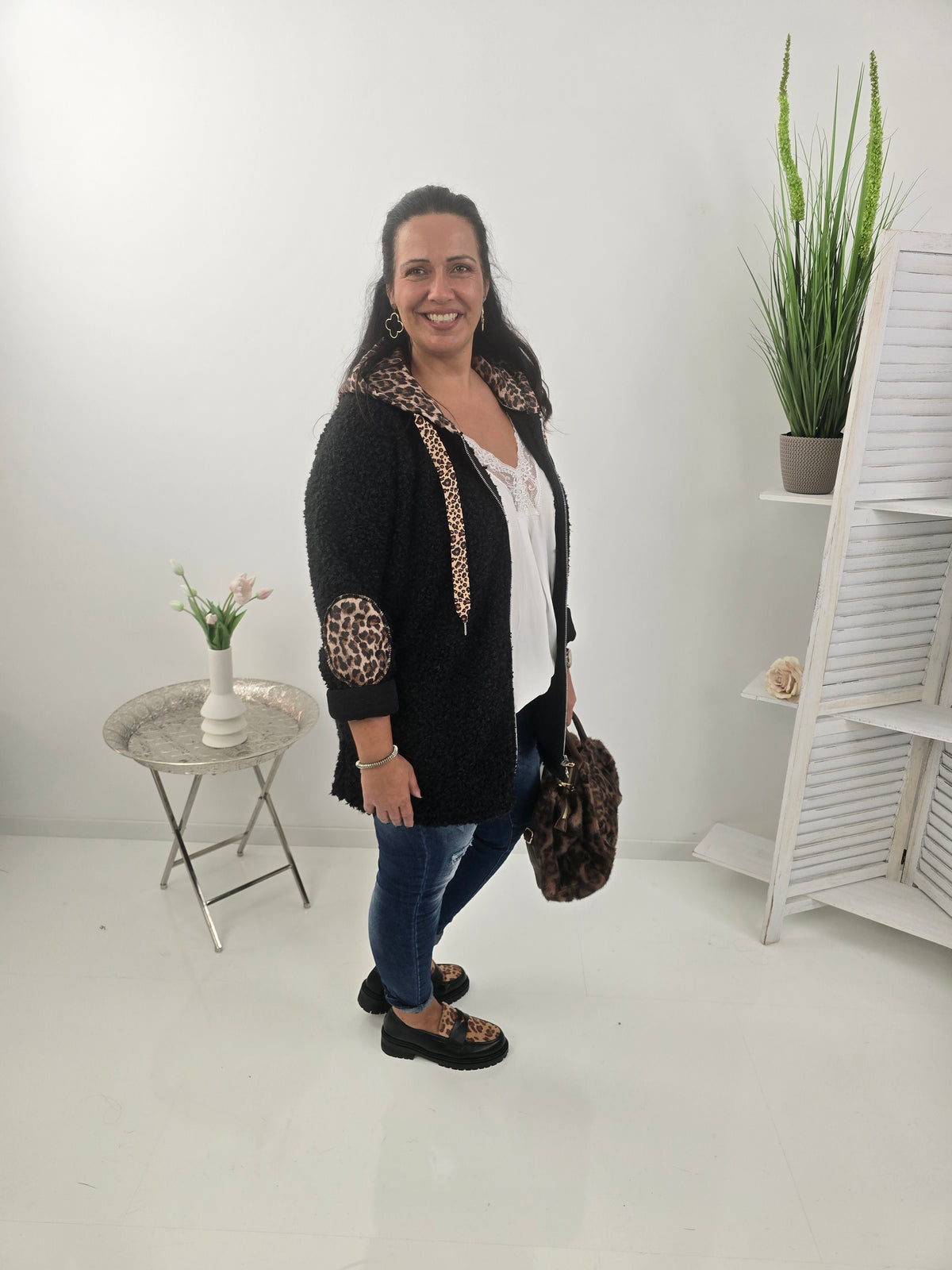 Stilvolle Jacke in klassischem Schwarz mit besonderer Bouclé-Optik (42-46)