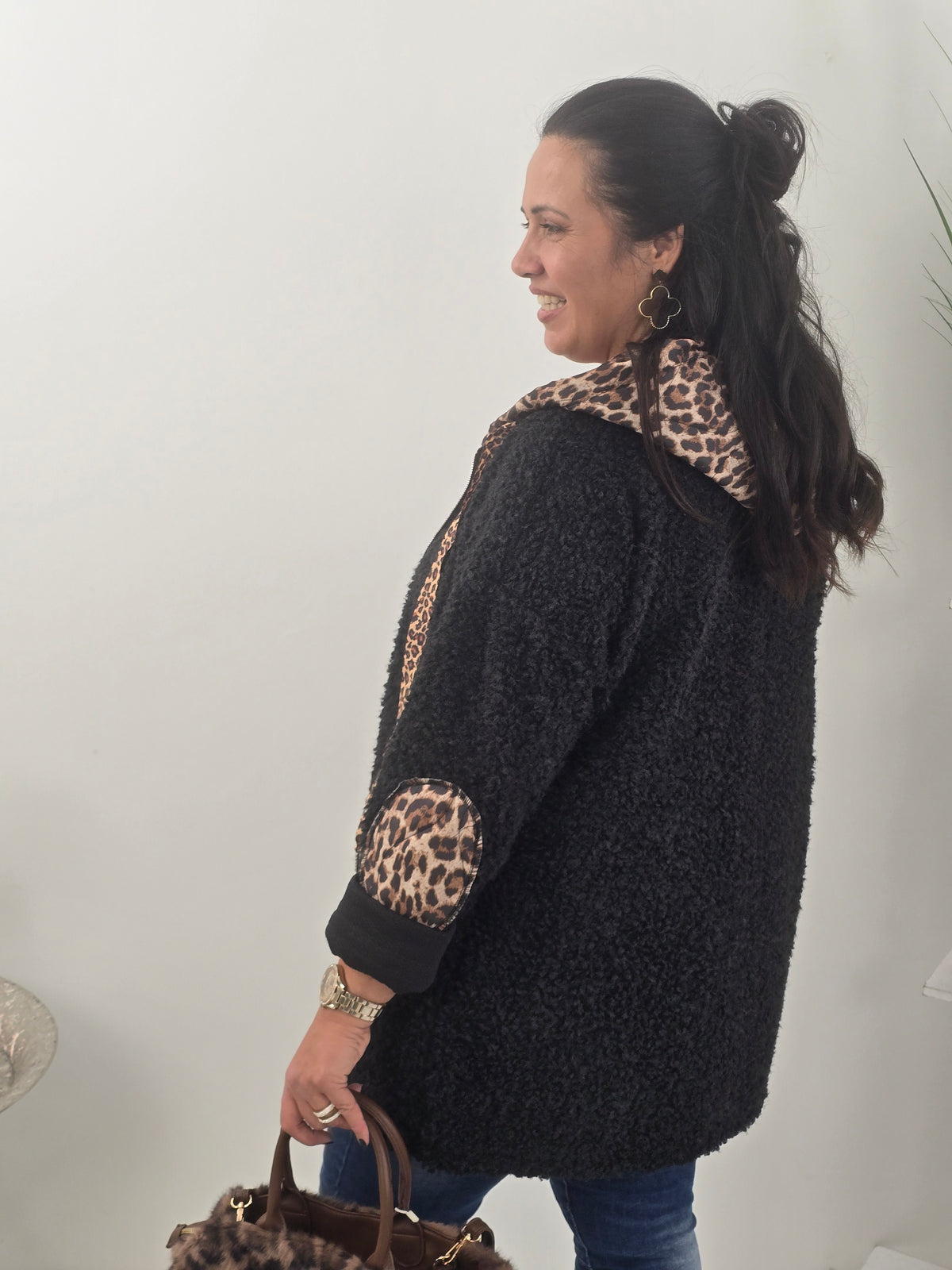 Stilvolle Jacke in klassischem Schwarz mit besonderer Bouclé-Optik (42-46)