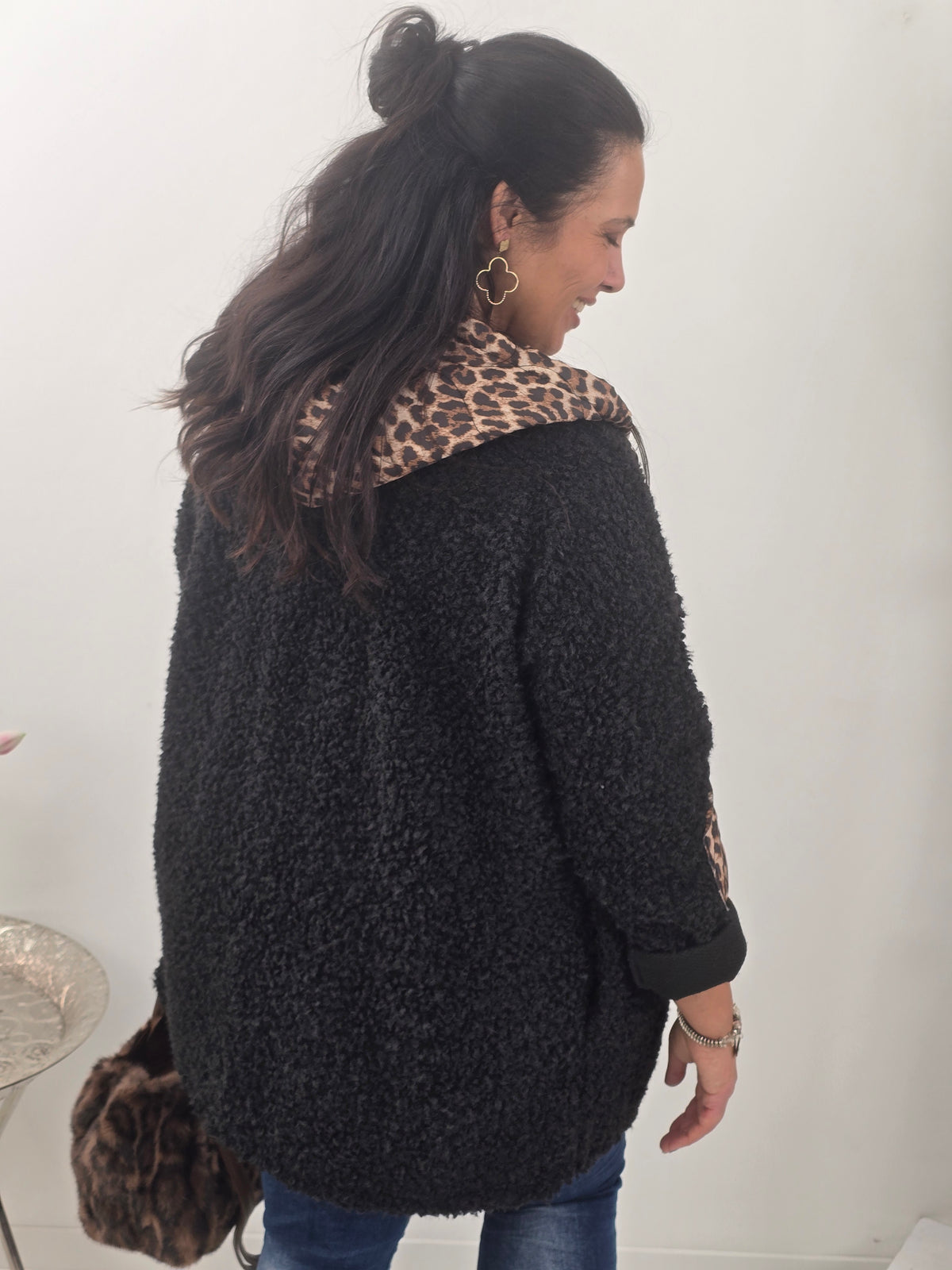 Stilvolle Jacke in klassischem Schwarz mit besonderer Bouclé-Optik (42-46)