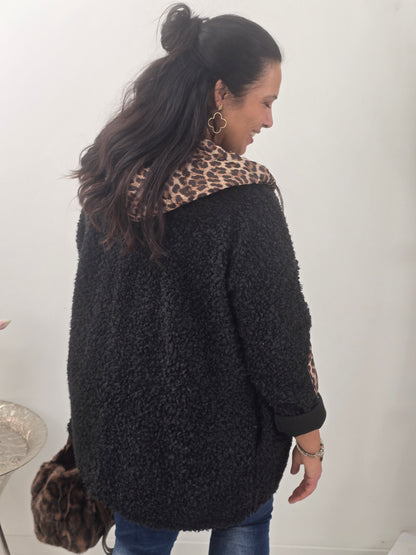 Stilvolle Jacke in klassischem Schwarz mit besonderer Bouclé-Optik (42-46)