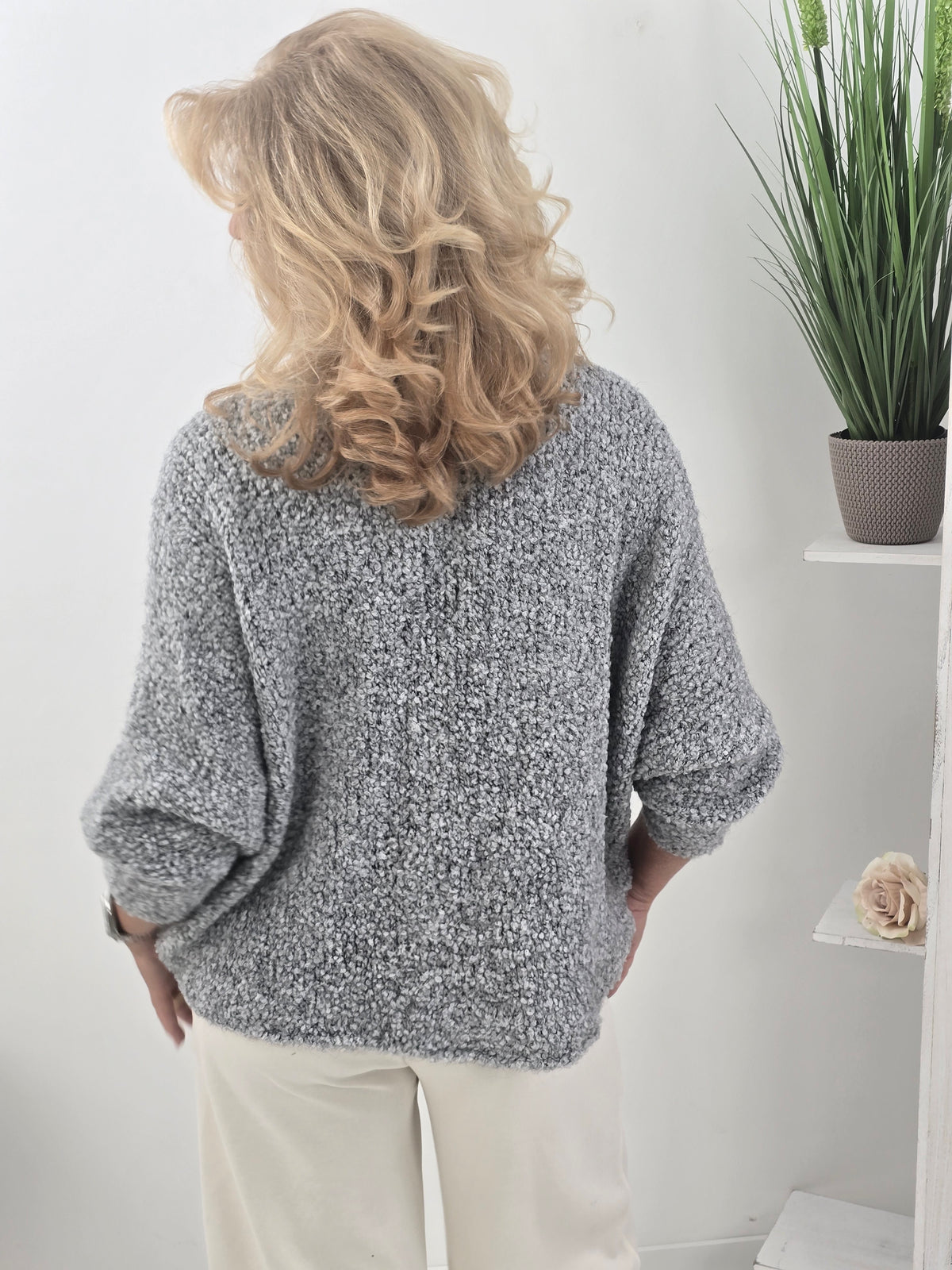 Stilvolle Strickjacke in elegantem Hellgrau mit besonderer Bouclé-Optik (38-44)