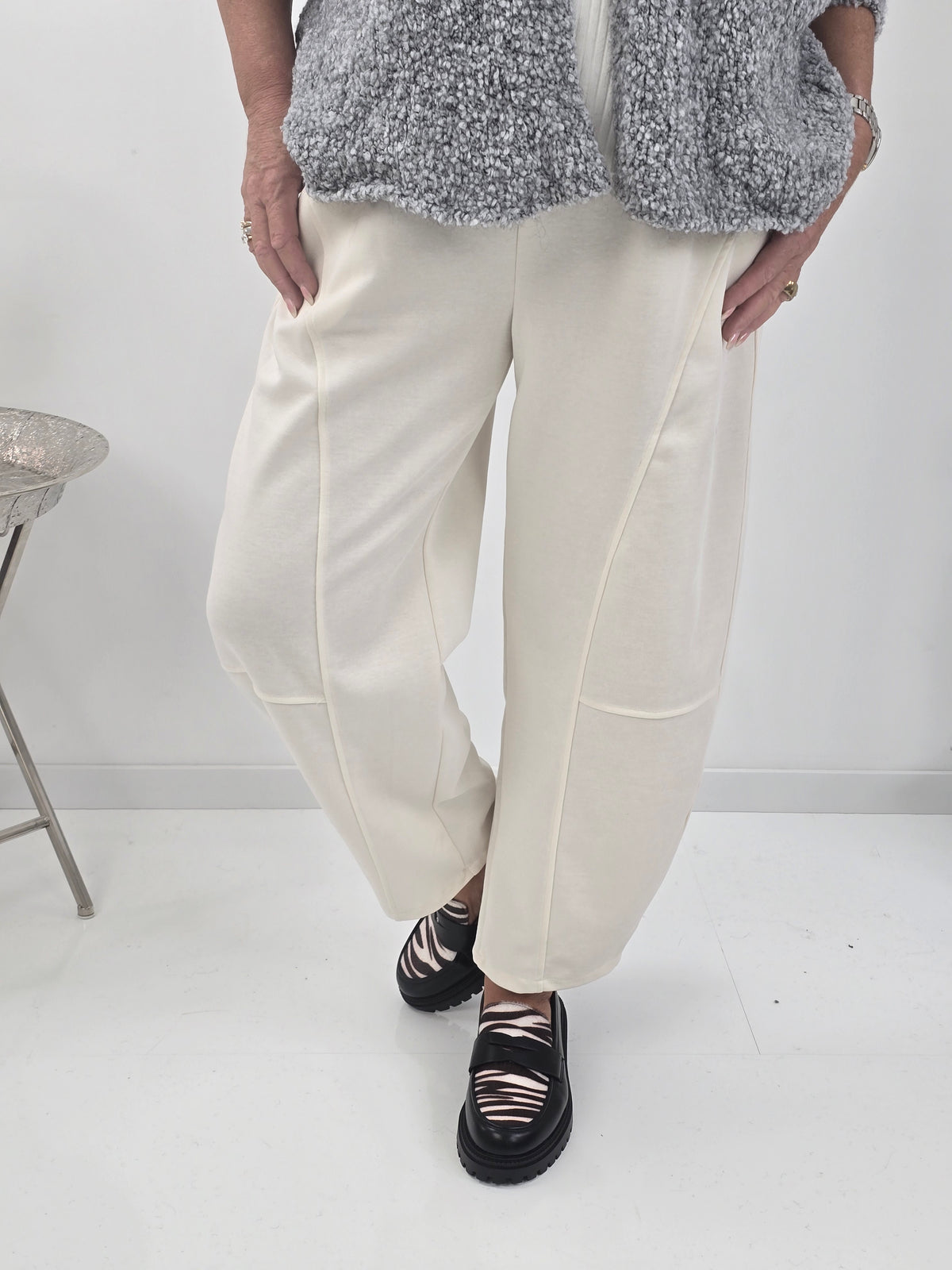 Lässige Hose in zeitlosem Ecru mit weiter, bequemer Form (38-42+)