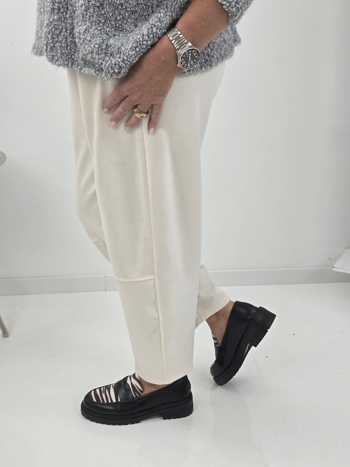 Lässige Hose in zeitlosem Ecru mit weiter, bequemer Form (38-42+)