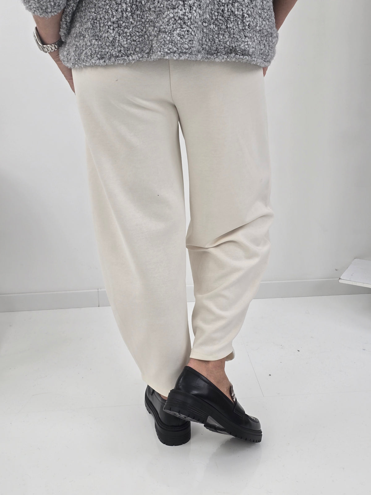 Lässige Hose in zeitlosem Ecru mit weiter, bequemer Form (38-42+)