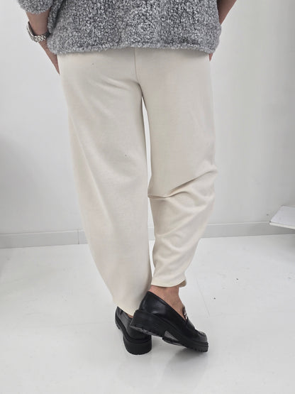Lässige Hose in zeitlosem Ecru mit weiter, bequemer Form (38-42+)