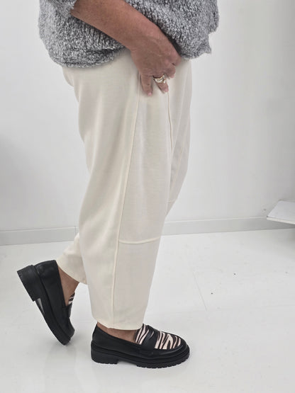 Lässige Hose in zeitlosem Ecru mit weiter, bequemer Form (38-42+)