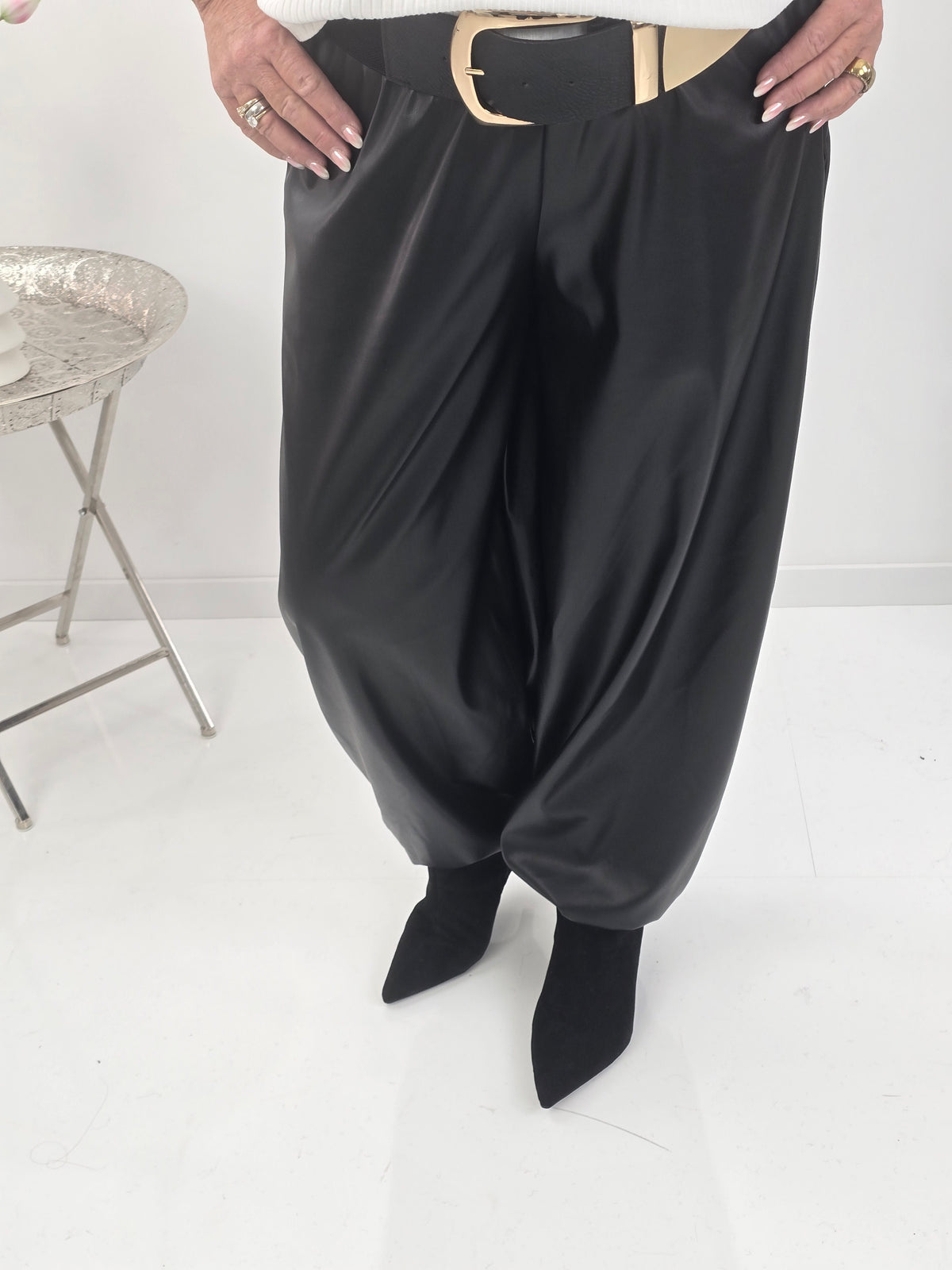 Moderne Hose in Schwarz mit markanter PU-Lederoptik (38-42+)