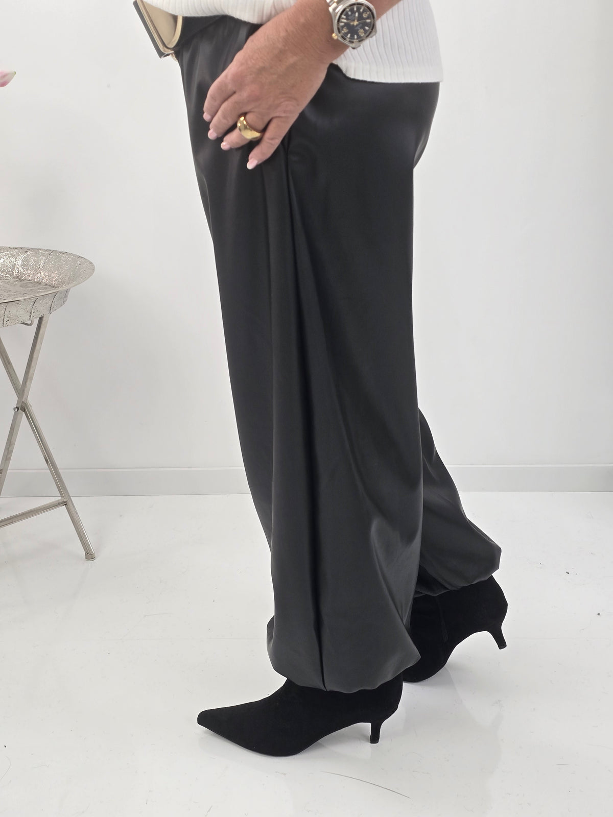 Moderne Hose in Schwarz mit markanter PU-Lederoptik (38-42+)