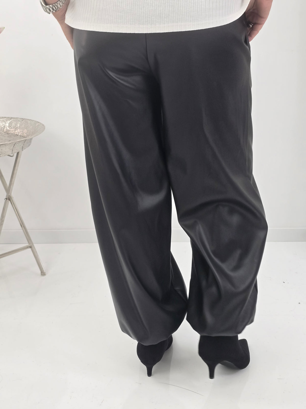Moderne Hose in Schwarz mit markanter PU-Lederoptik (38-42+)