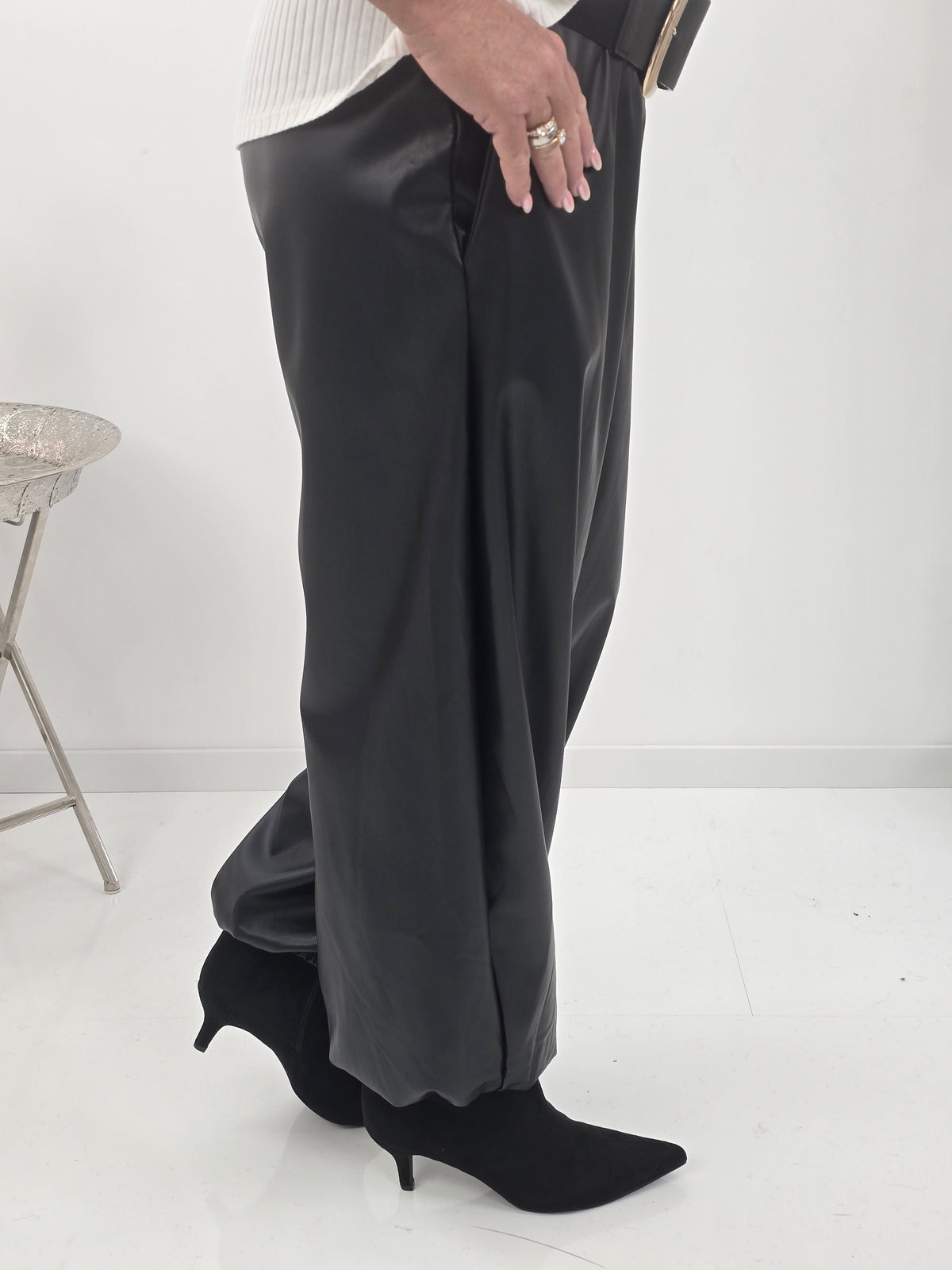 Moderne Hose in Schwarz mit markanter PU-Lederoptik (38-42+)