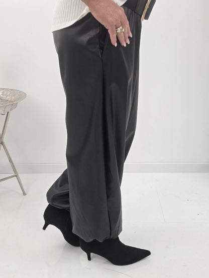 Moderne Hose in Schwarz mit markanter PU-Lederoptik (38-42+)