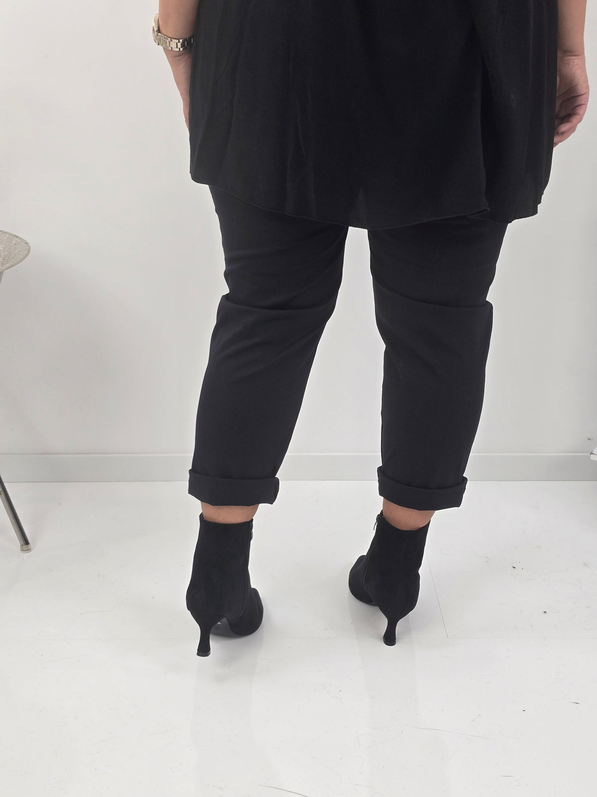 Lässige Hose in klassischem Schwarz (42-46)