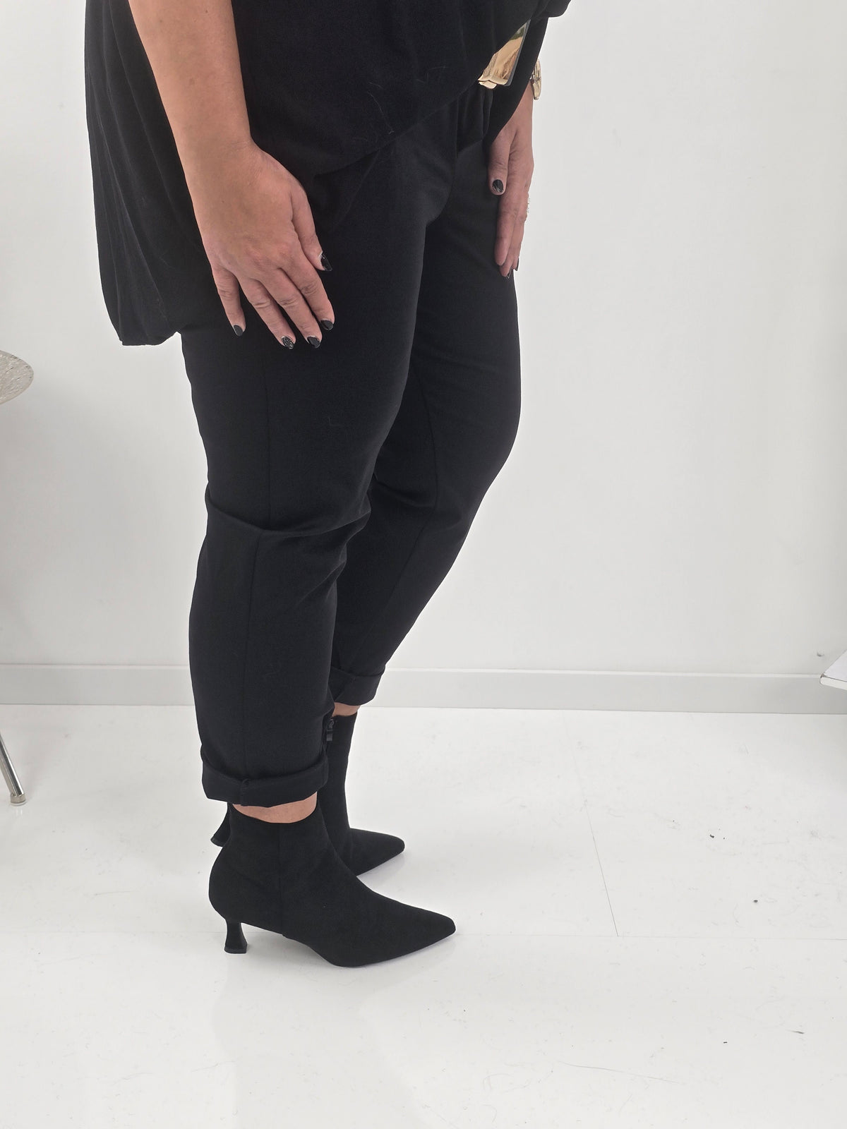 Lässige Hose in klassischem Schwarz (42-46)