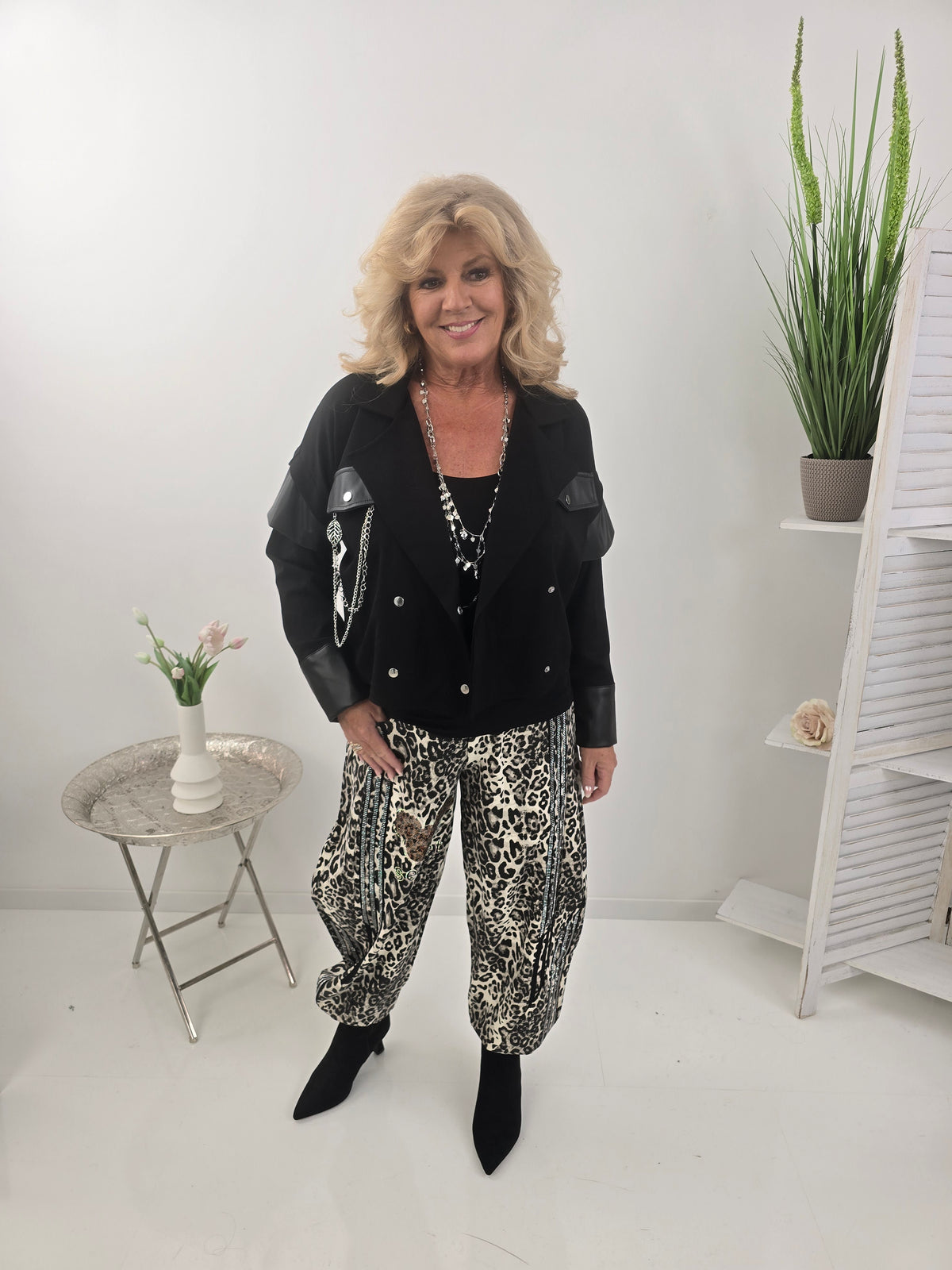 Ausgefallene Hose in Leo-Schwarz mit moderner Barrel-Form (L:38, XL:40; XXL: 42-44)