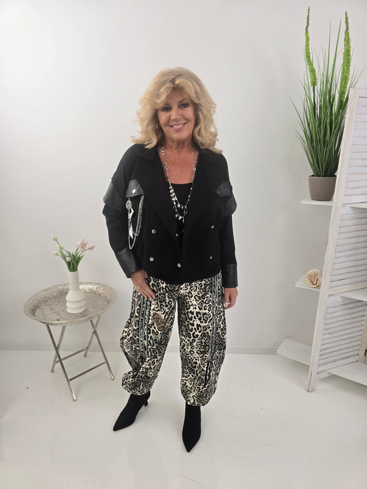 Ausgefallene Hose in Leo-Schwarz mit moderner Barrel-Form (L:38, XL:40; XXL: 42-44)