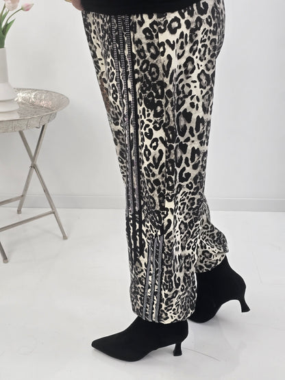 Ausgefallene Hose in Leo-Schwarz mit moderner Barrel-Form (L:38, XL:40; XXL: 42-44)