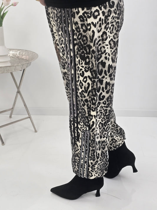Ausgefallene Hose in Leo-Schwarz mit moderner Barrel-Form (L:38, XL:40; XXL: 42-44)