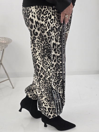 Ausgefallene Hose in Leo-Schwarz mit moderner Barrel-Form (L:38, XL:40; XXL: 42-44)