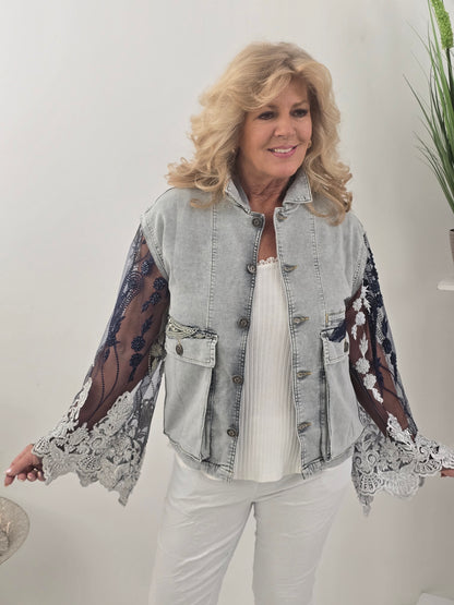 Ausgefallene Jeansjacke in Light Blue mit kunstvollem Motiv (M/L: 38-42)