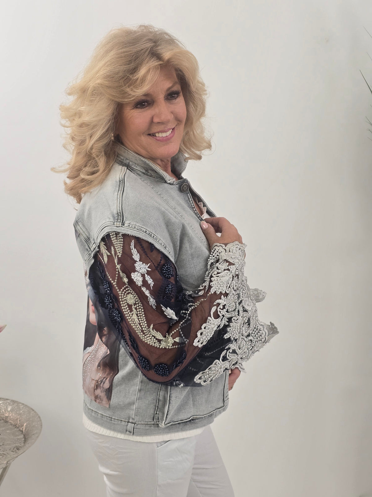 Ausgefallene Jeansjacke in Light Blue mit kunstvollem Motiv (M/L: 38-42)