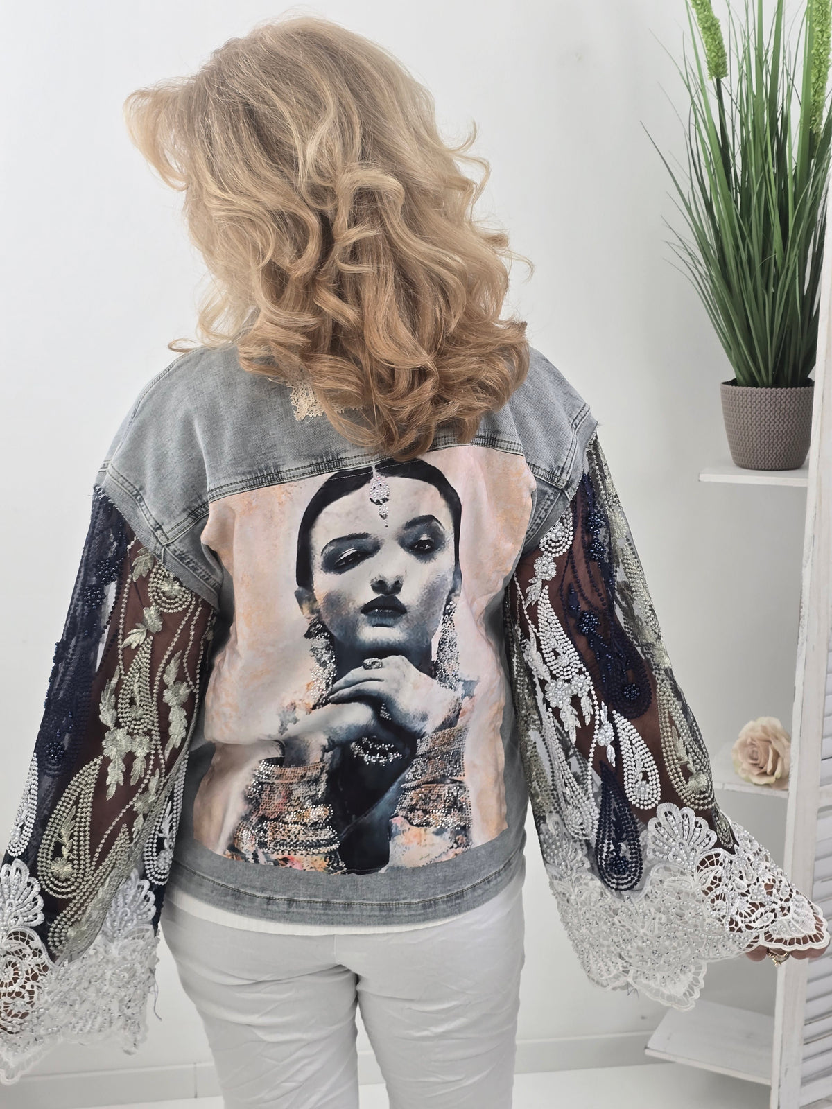 Ausgefallene Jeansjacke in Light Blue mit kunstvollem Motiv (M/L: 38-42)
