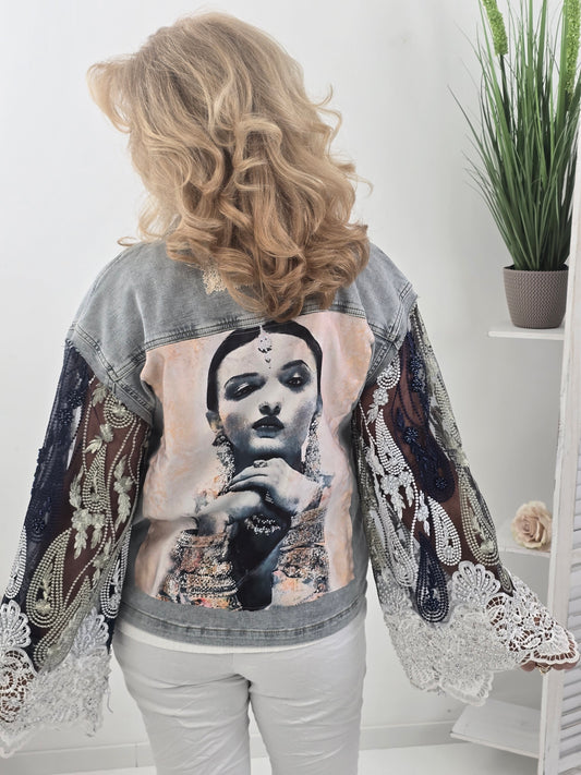 Ausgefallene Jeansjacke in Light Blue mit kunstvollem Motiv (M/L: 38-42)